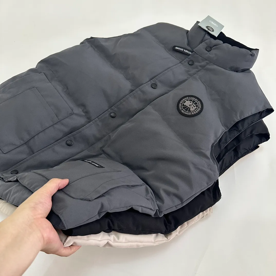 P380 top real shot - model number 119100 Canada Goose has always been recognized as the warmest down jacket. Various Instagram celebrities, Internet celebrities, and celebrities often wear it for street photos. I make Canada Goose every year, but I still can’t get rid of my love for the goose. No matter how cold the days are, there is no need to be afraid because of the care of the goose. The down vest is definitely a concave shape in autumn and winter. It is a trading company order model, exclusively launched! The purchase at the counter is the same as the genuine original clothes. Pay attention to the matching. There is velvet on the back collar, which is more warm. There is a zippered hidden pocket on the inside, and the genuine net pocket is synchronized inside. You need to compare the genuine products at any time. All the accessories are custom-made from the original factory. 1️⃣Fabric: Domestic exclusive Japanese original fabric with characteristics: waterproof, drill-proof, anti-fading, 24-count calendered woolen surface (waterproof level conforms to the ball raincoat level) 2️⃣Down: national standard 80 white duck down Supports identification (many on the market are 50 velvet and recharged in order) with better thermal insulation performance, light and not heavy, and good recovery of fluffiness after compression!  3️⃣Zipper: Original factory customized zipper with clear engraving and perfect texture. Original customized authentic YKK military-grade copper core zipper puller that can withstand hundreds of thousands of pulls. 4️⃣Embroidery: Imported new Behringer embroidery machine customized with 10,000-needle electric embroidery, full/three-dimensional/clear! 5️⃣: 400D high-density count liner fabric in the inner liner completely eliminates the problem of velvet leakage and velvet leakage. In the down woven category, there is no bragging. There is currently almost no one that can do better than us! Make an original product with care, so that every customer has the confidence to introduce it to his customers: This is the top replica version in China. A good product does not need too much soft text to highlight it. Color: Black Gray Off-White Size: S-XXL Size Clothing Length Bust Shoulder Width Recommended Height Recommended Weight S: 70 117 47.5 155-160 100-120 M: 72 121 48.5 160-170120-140 L: 74 125 49.5 165-175,140-160 Warm reminder: The tile measurement is measured manually, and the error of 1-3cm is within the normal range! The customer's suggestion is not used as a reason for return or exchange; #Because everyone's body height is different, the size recommended by customer service is only a slight color difference. Please note that slight color differences in the product are normal and will not be used as a reason for return or exchange. #Due to different monitor display pixels and external factors such as shooting lighting